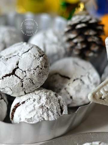 Eggless Chocolate Crinkle Cookies